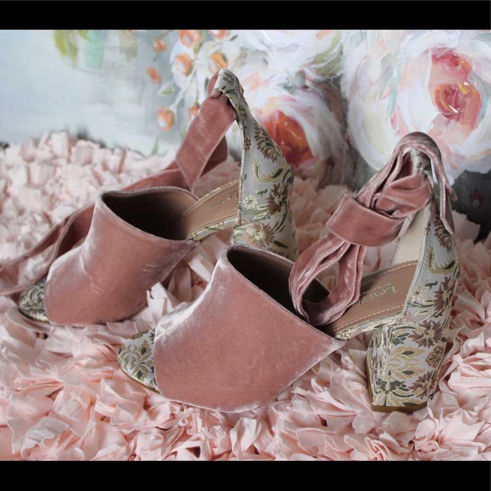 NWOT Lewit Liliana Ankle Wrap Velvet Sandal